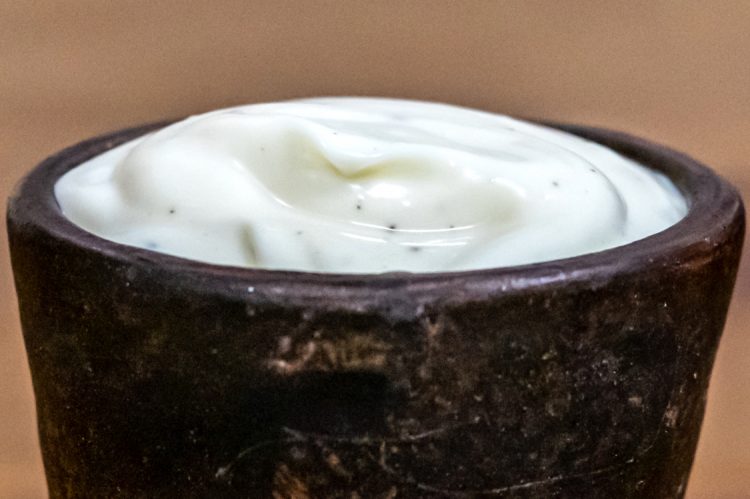majonez – prosty przepis na domowy sos do jajek i sałatek